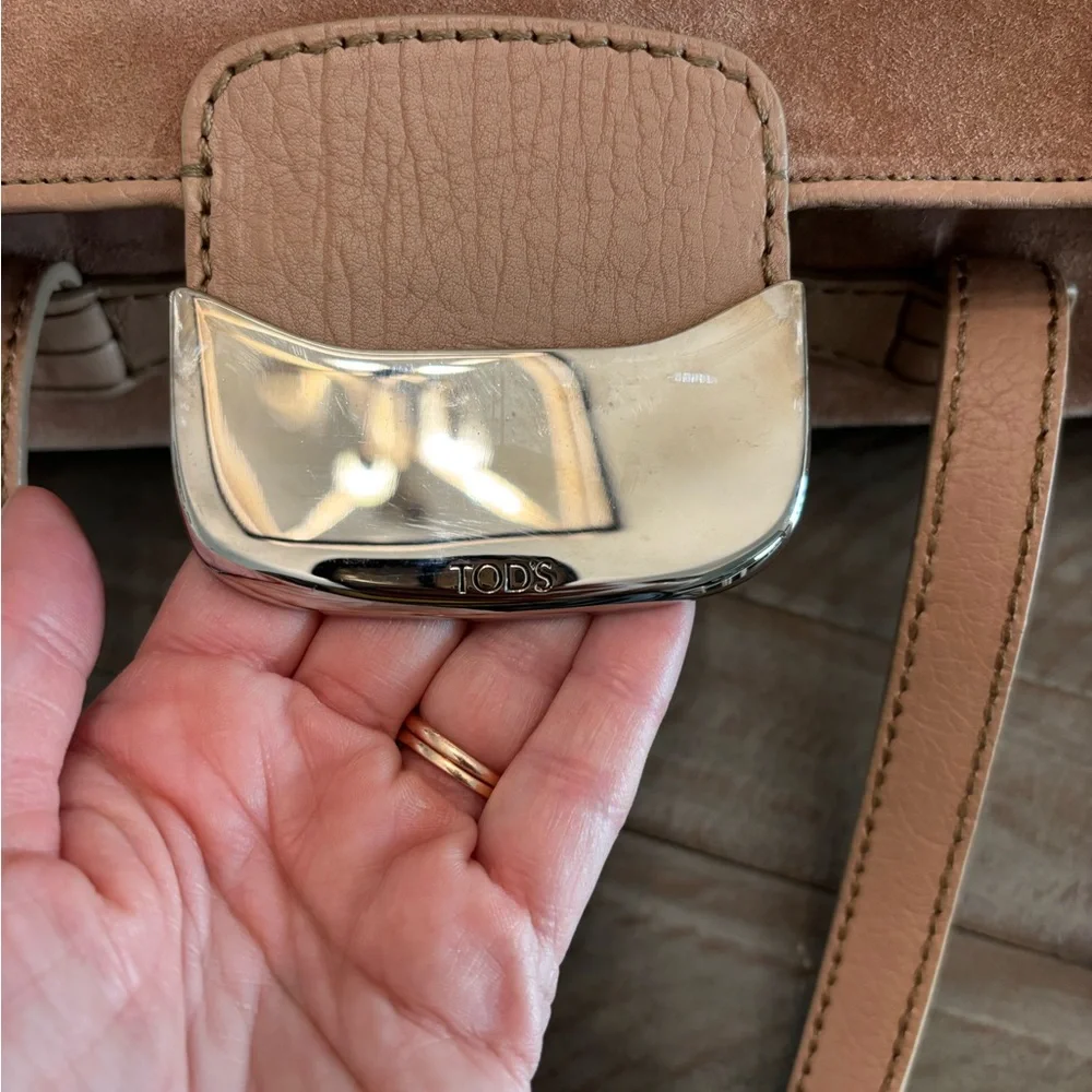 Tod’s blush pink suede shoulder bag - Picture 3 of 10